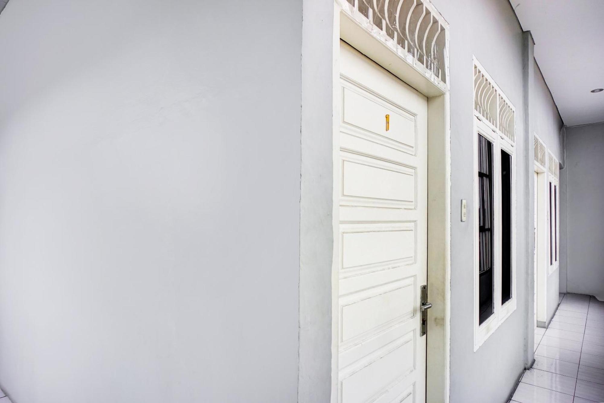 Oyo 93071 Home Stay Kembar Syariah Binjai Exterior photo