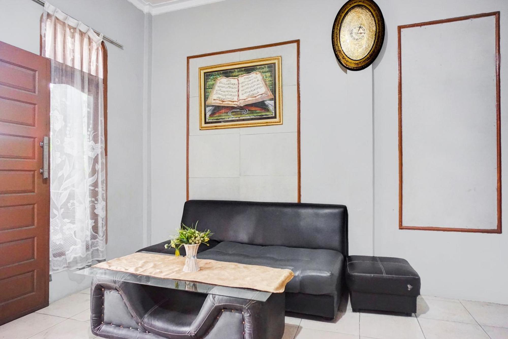 Oyo 93071 Home Stay Kembar Syariah Binjai Exterior photo