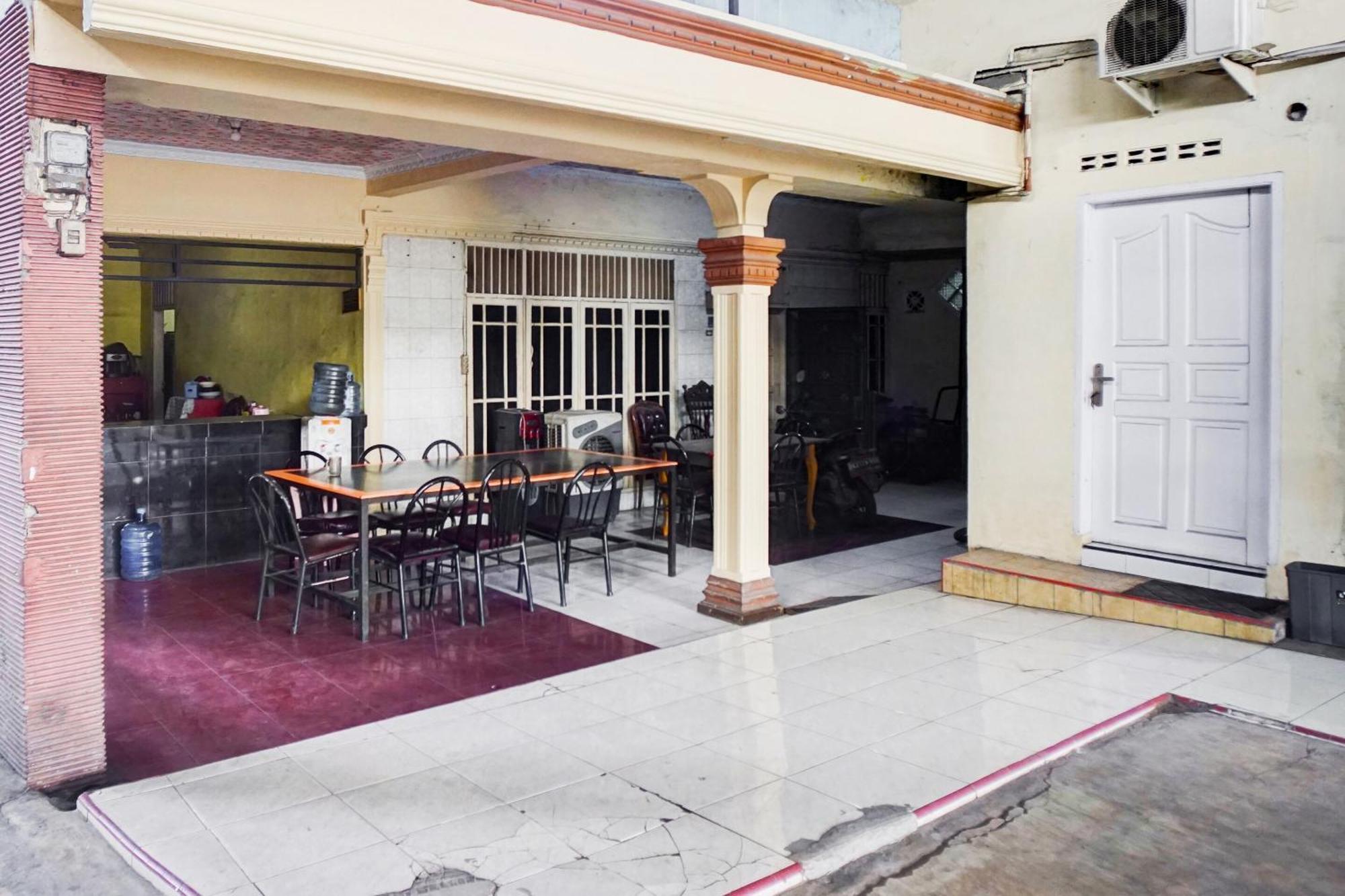 Oyo 93071 Home Stay Kembar Syariah Binjai Exterior photo