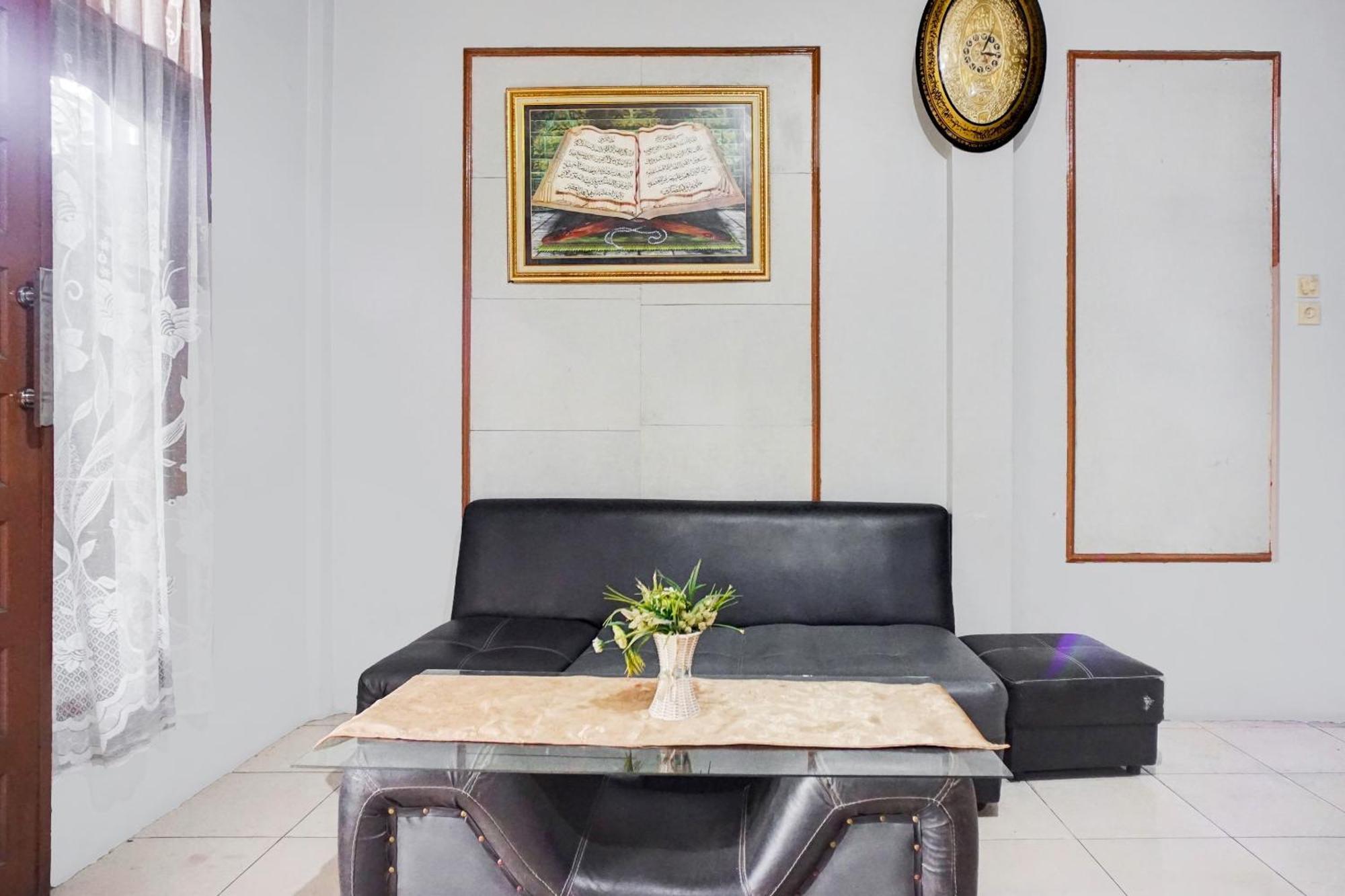 Oyo 93071 Home Stay Kembar Syariah Binjai Exterior photo